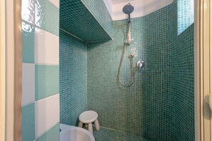 Douche, séchoir à cheveux, bidet, serviettes fournies