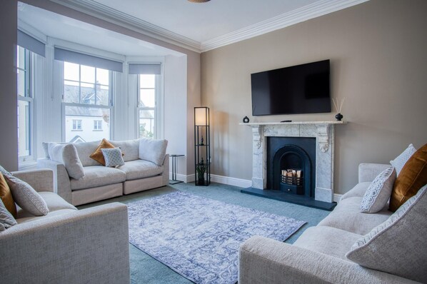 Smart TV - The Lanterns - 9 Bedroom - Sleeps 17 - Saundersfoot Village Centre (Saundersfoot)