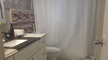 Serviettes fournies, savon, papier toilette