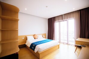 Familieleilighet, balkong, byutsikt | Oppholdsområde | TV