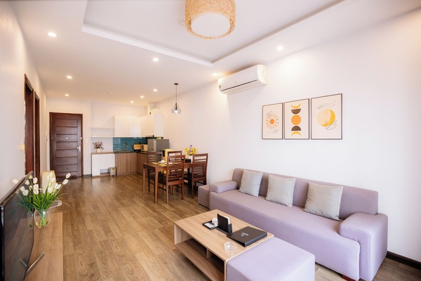 Departamento Deluxe, balcón, vista a la ciudad | Área de sala de estar | Televisión