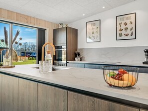 Kylskåp, mikrovågsugn, ugn och diskmaskin