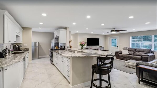 Refrigerador, microondas, horno y parrilla de estufa 