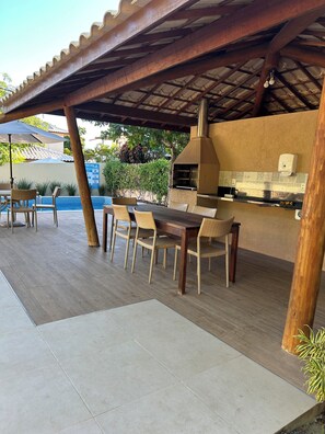 Outdoor dining - Holiday home Vento Leste, Imbassaí, pet friendly (Açu da Torre)