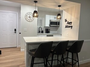 Réfrigérateur, micro-ondes, plaque de cuisson, lave-vaisselle