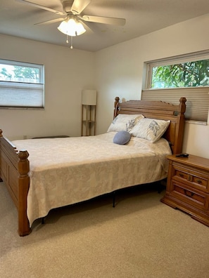 2 bedrooms, desk, WiFi, bed sheets - The Beach House Escape (Bradenton)