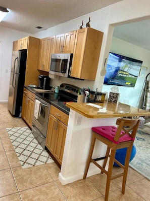 Fridge, microwave, oven, stovetop - The Beach House Escape (Bradenton)