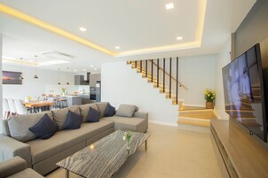 Villa de lujo, 4 habitaciones, baño privado, vistas a la piscina | Sala de estar | Una Smart TV, Netflix, servicios de streaming