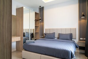 4 bedrooms, in-room safe, desk, blackout curtains