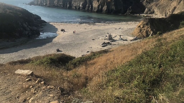 A coastal landscape with a sandy beach, rocky cliffs, and a clear sky. - Ocean View, Cozy 2-bedroom cabin in tranquil Gualala with WiFi and huge firepit (gualala)