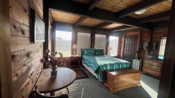 2 bedrooms, desk, WiFi, bed sheets