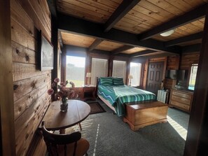2 bedrooms, desk, WiFi, bed sheets