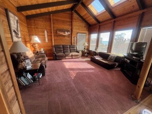 Una Smart TV, una chimenea