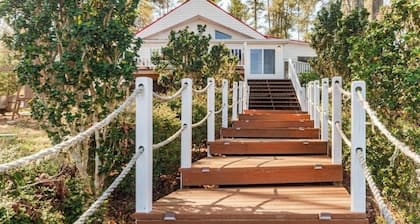 Renovated 2-bedroom farm-style cottage on Lake Murray.