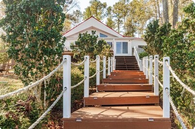 Renovated 2-bedroom farm-style cottage on Lake Murray.