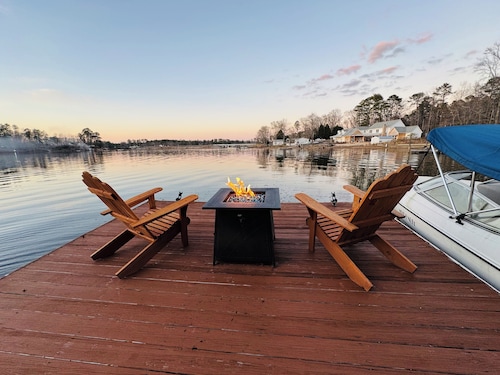 Renovated 2-bedroom farm-style cottage on Lake Murray. Bring Your Fishing Rod