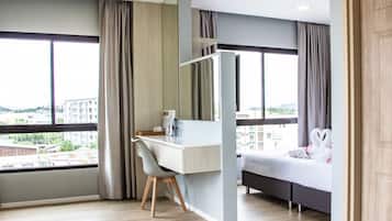Deluxe Room, 1 King Bed, Non Smoking, Mountain View | Desk, free WiFi