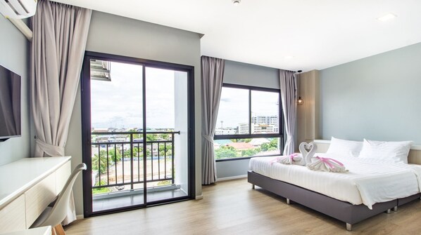 Habitación superior, 1 cama de matrimonio grande, vistas a la ciudad | Escritorio y wifi gratis