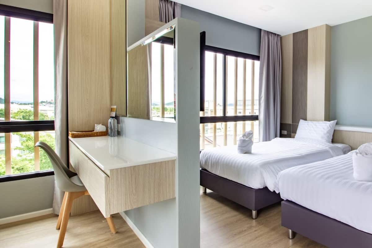 Deluxe Room, Multiple Beds, Non Smoking, Hill View