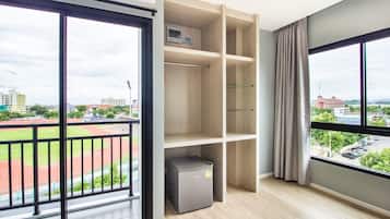 Deluxe-Zimmer, Mehrere Betten, Nichtraucher, Hügelblick | Schreibtisch, kostenloses WLAN