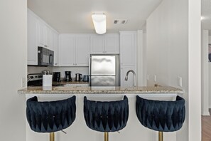 冷蔵庫、電子レンジ、オーブン、コンロ