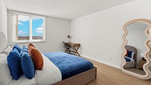A bedroom with a bed, a desk, and a mirror. - Oceanfront Oasis: Serene 1bd Retreat in MDR/Venice (Marina del Rey)