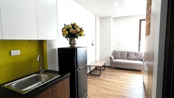 Departamento Confort | Cocina privada | Refrigerador, parrilla de estufa y tetera eléctrica