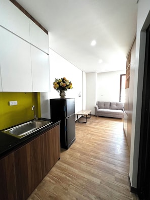 Departamento Confort | Cocina privada | Refrigerador, parrilla de estufa y tetera eléctrica