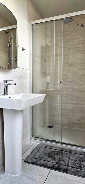 Een douche, handdoeken
