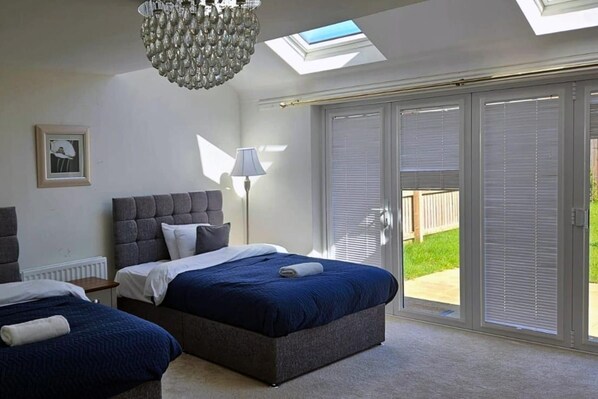 5 bedrooms, WiFi, bed sheets