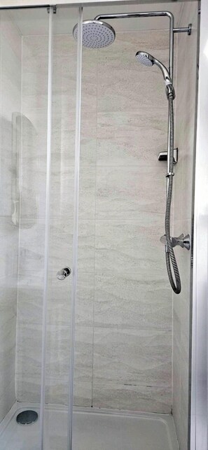 Shower, towels - House - Sleeps 7 - Parking - Station Close (Preston)