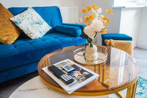 4 Bed House - Sleeps 8 - Garden - Parking - Wifi