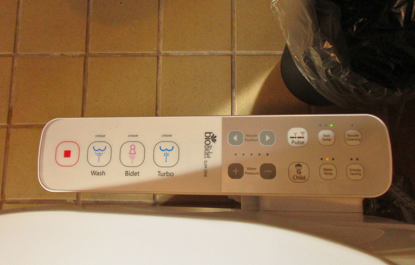 Un pannello di controllo con pulsanti per le funzioni lavaggio, bidet e turbo.
