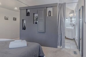 3 chambres, fer et planche à repasser, Wi-Fi, draps fournis