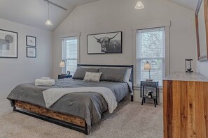 3 bedrooms, iron/ironing board, WiFi, bed sheets - Charming Home w/ Fire Pit & Fenced Yard! (Manhattan)