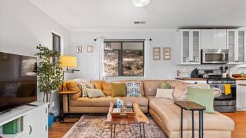 Smart TV, books, stereo