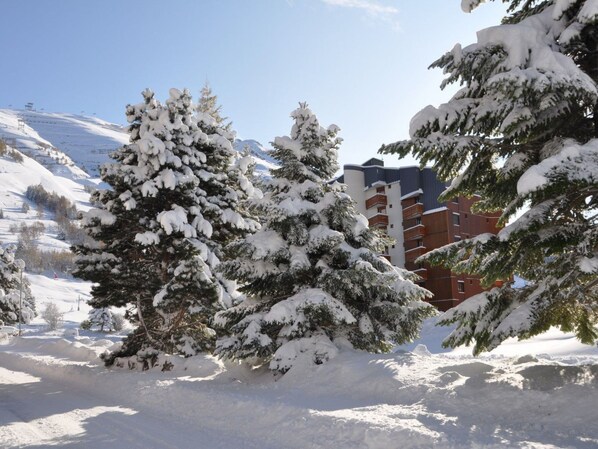 المنطقة المحيطة بالمنشأة