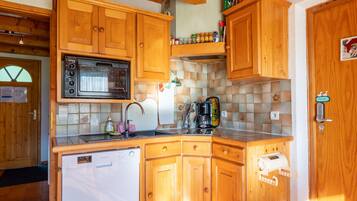 Een koelkast, een microgolfoven, een vaatwasser