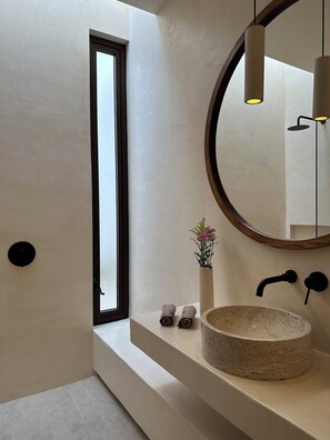 Hiustenkuivaaja, pyyhkeet, saippua, vessapaperi