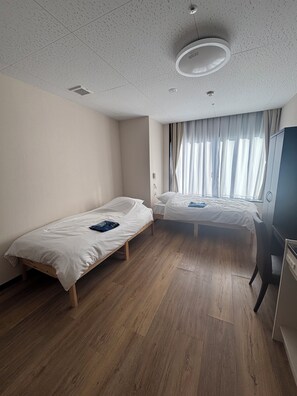 Business-Zweibettzimmer, Nichtraucher | Schreibtisch, laptopgeeigneter Arbeitsplatz, Bettwäsche