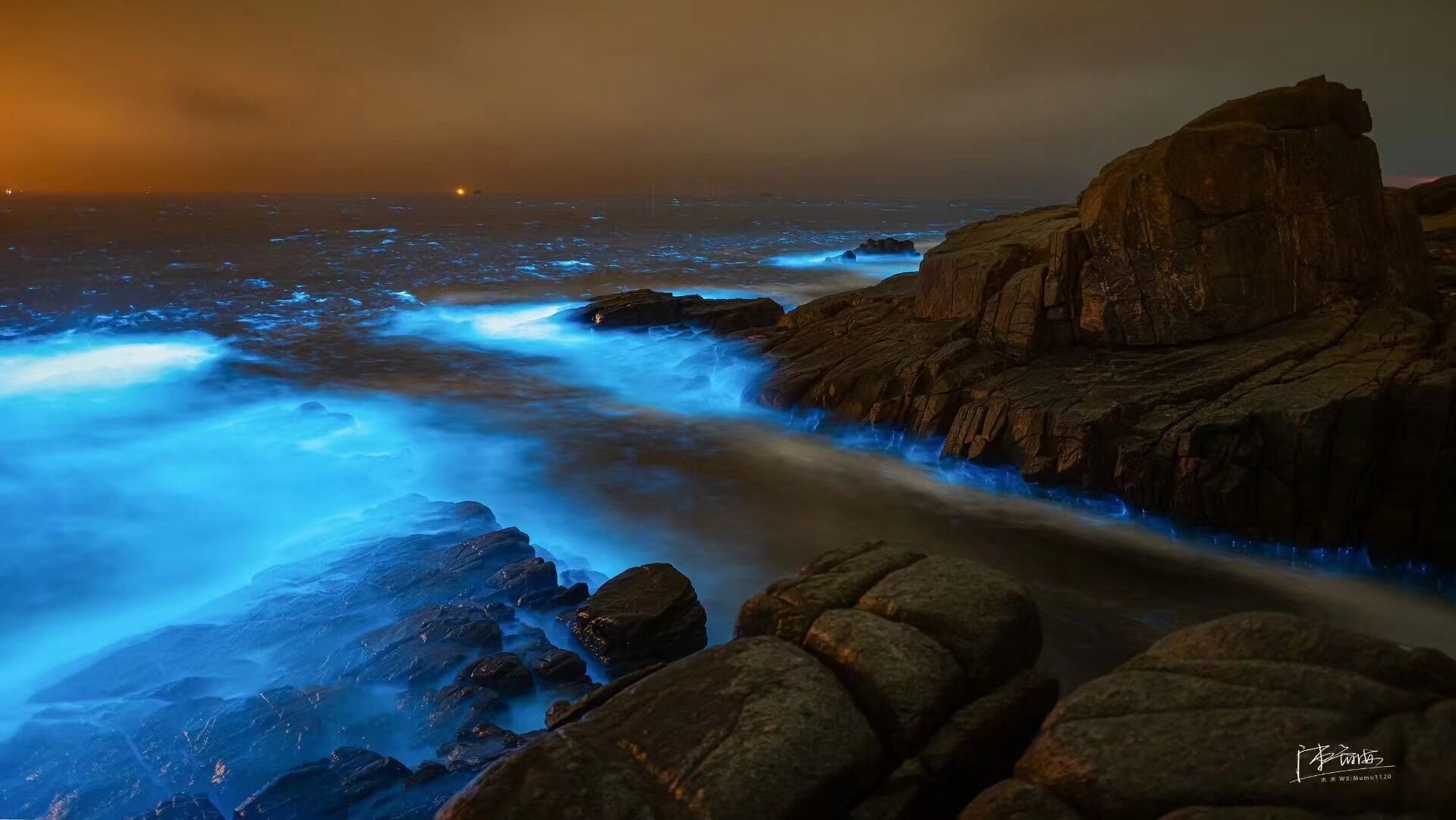 Una costa rocosa con olas rompiendo contra las rocas.