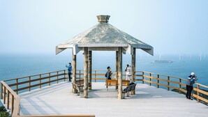Un belvédère agrémenté de bancs, offrant une vue imprenable sur la mer et permettant d’apercevoir, au loin, les éoliennes.