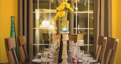 Walk to downtown, Oxbow, BottleRock, nightlife, dining & shops! Spa and more!