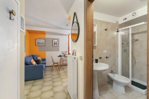 Ducha, secador de pelo, bidé y toallas