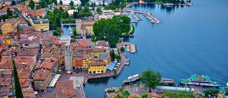En kuststad med historiska byggnader, en småbåtshamn och en flod.