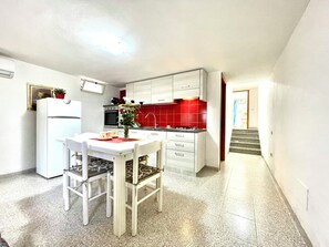 Fridge, oven, dining tables - Villa Bellavista Tiny House (Bari Sardo)