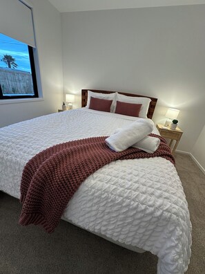 4 quartos, escrivaninha, ferros/tábuas de passar roupa