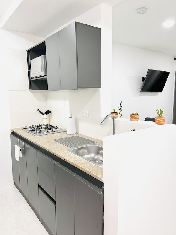 Jääkaappi, mikroaaltouuni, liesi, kahvin-/teenkeitin