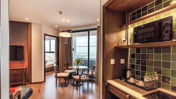 Appartamento, 2 camere da letto, piscina privata, vista spiaggia | Cucina privata | Mini-frigorifero, microonde, piano cottura, bollitore elettrico