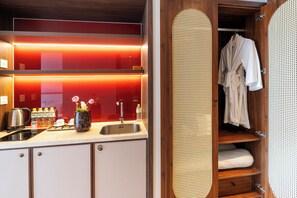 Quadruple Room, Non Smoking, Ocean View | Private kitchen | Mini-fridge, microwave, stovetop, electric kettle